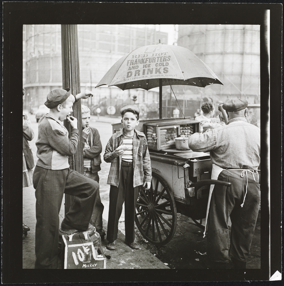 Stanley Kubrick, Look Magazine (1928 - 1999). Limpiabotas [Mickey y otros niños en un carrito de hot dogs], 1947. Museo de la Ciudad de Nueva York. X2011.4.10368.124