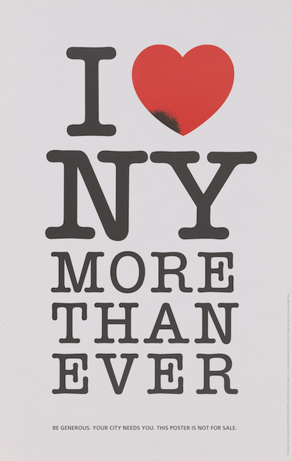 白色背景上的黑色文字显示为“我（心脏）纽约比以往任何时候都多。” 明亮的红色心脏符号在左下边缘有黑色的瘀伤。