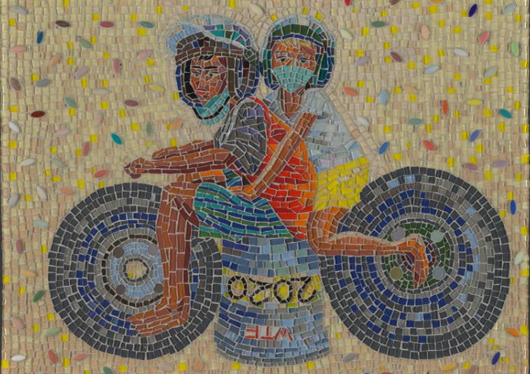 Un colorido mosaico de dos figuras conduciendo una motocicleta y usando máscaras quirúrgicas.