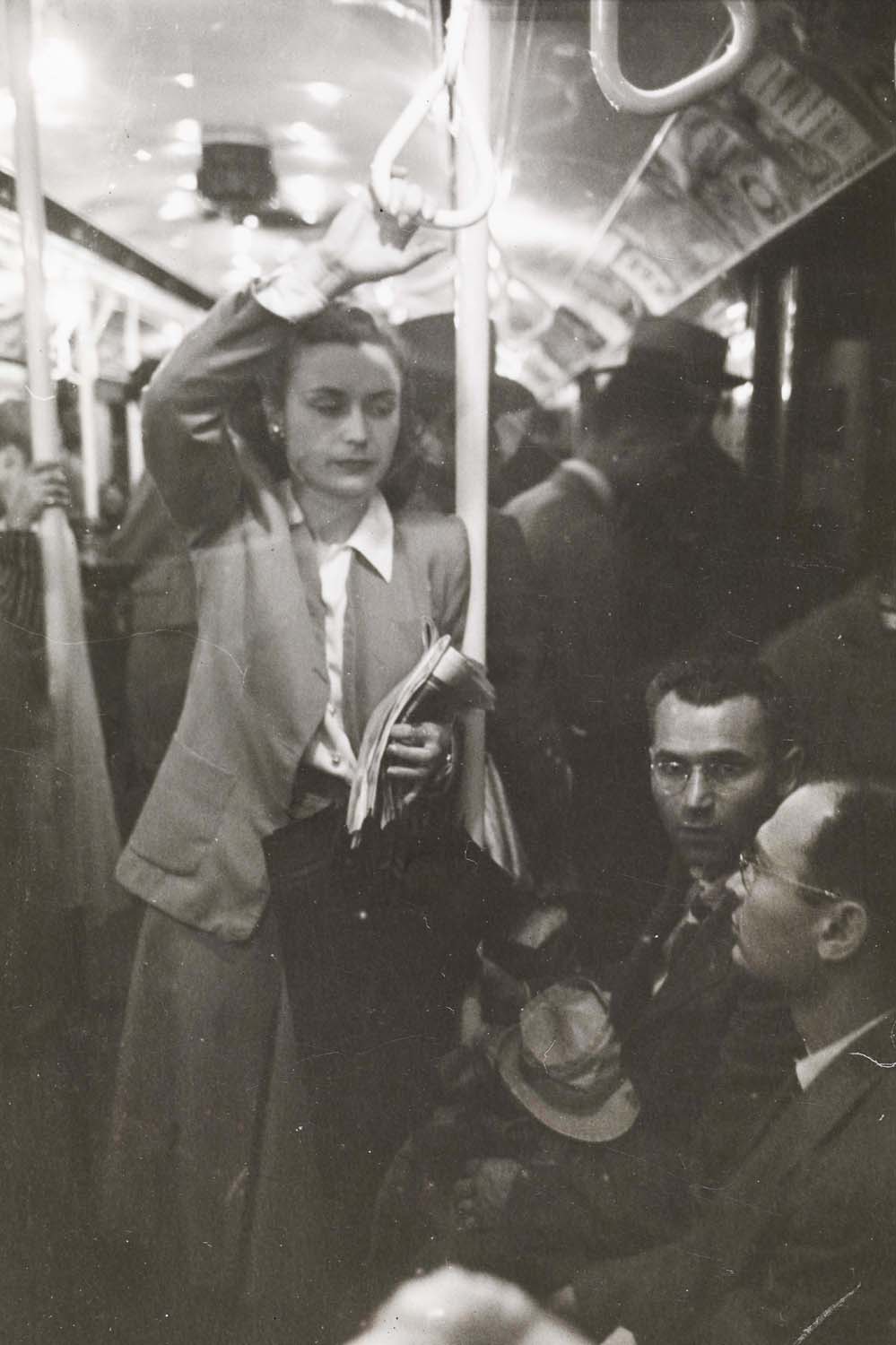 Stanley Kubrick. La vie et l'amour dans le métro de New York. Passagers dans une voiture de métro. 1946. Musée de la ville de New York. X2011.4.10292.56E