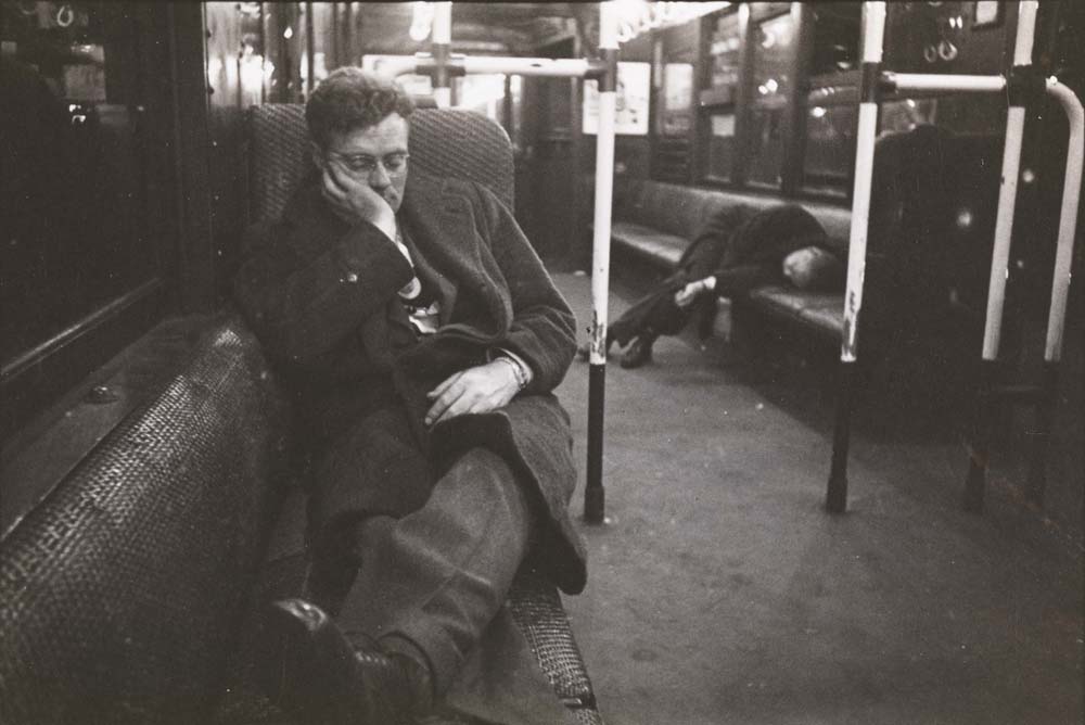 Stanley Kubrick. Vida e amor no metrô de Nova York. Homens dormindo em um vagão do metrô. 1946. Museu da cidade de Nova York. X2011.4.10292.73C