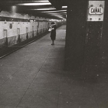 스탠리 큐브릭 뉴욕시 지하철의 삶과 사랑. 지하철 플랫폼에서 기다리는 여자. 1946. 뉴욕시 박물관. X2011.4.10292.81B