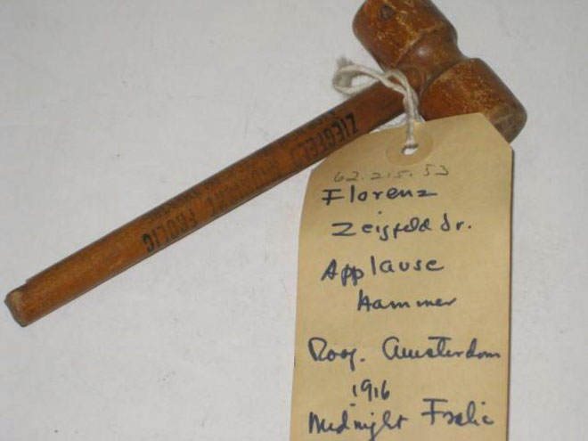 纪念品–齐格菲（Ziegfeld）的《午夜狂想曲》中的木制掌声锤，大约在新阿姆斯特丹剧院上。 1916年。纽约市博物馆，62.215.53
