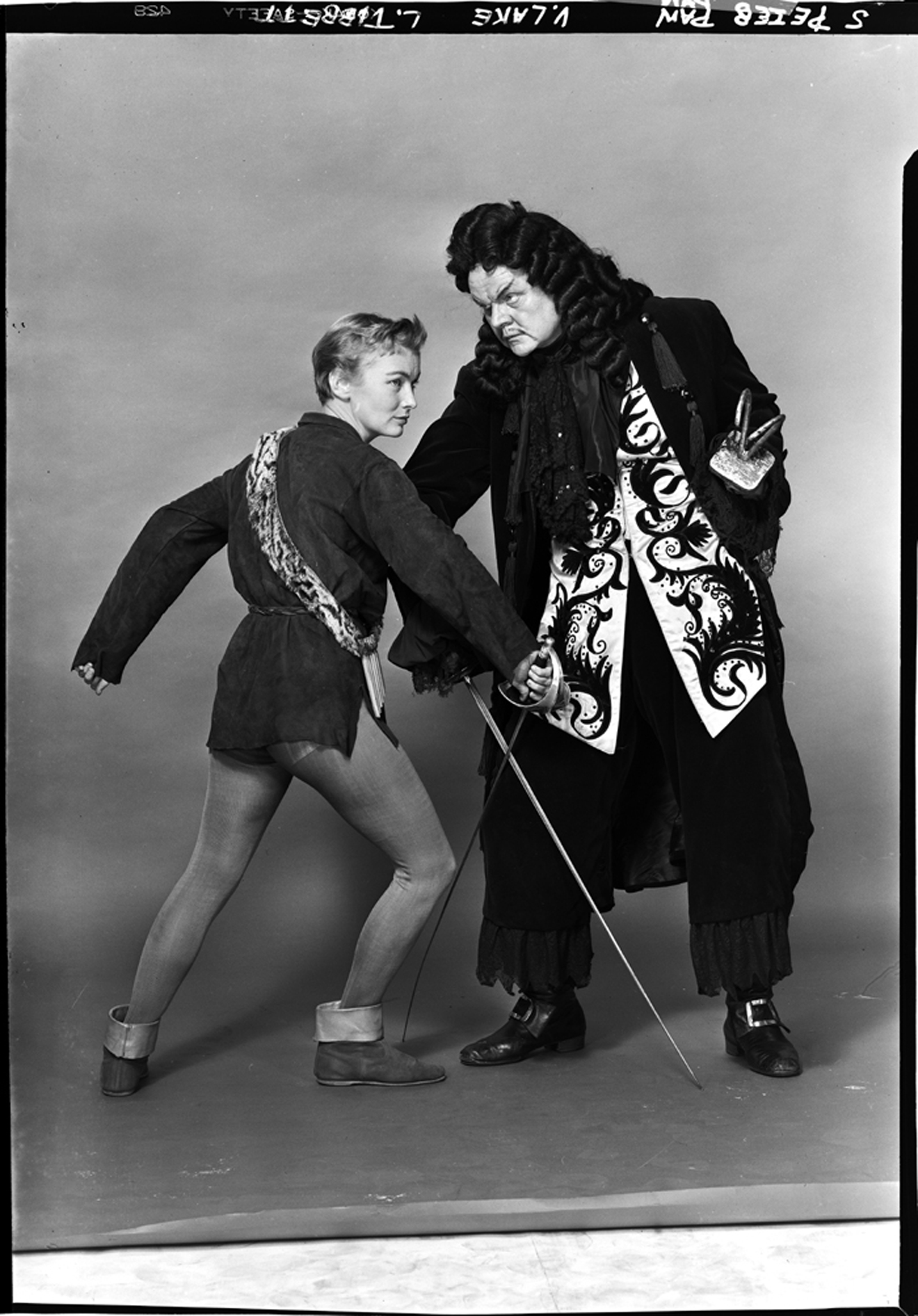Lucas-Monroe. [Veronica Lake como Peter Pan e Lawrence Tibbett como capitão Hook], 1951. Museu da cidade de Nova York. 80.104.1.2119