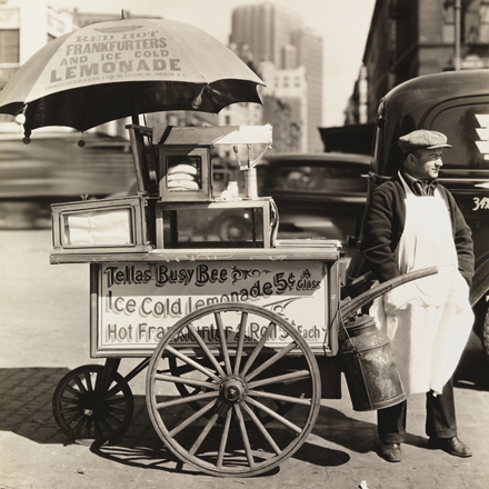 Berenice Abbott (1898-1991). Puesto de perritos calientes, 8 de abril de 1936. Museo de la Ciudad de Nueva York. 40.140.147