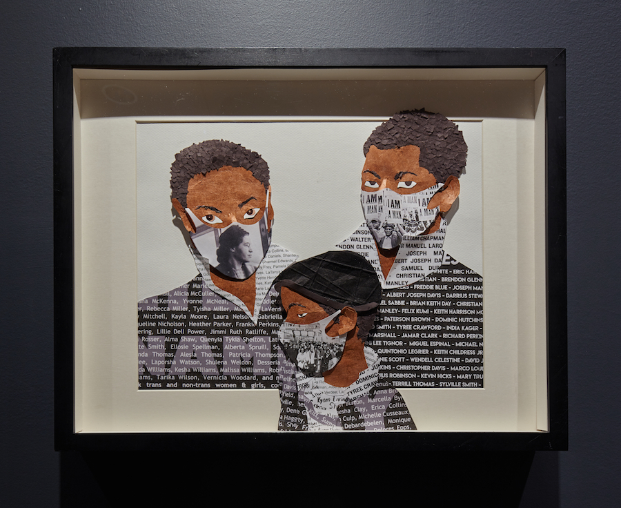 それぞれが公民権運動の瞬間を示すフェイスマスクを身に着けている色のXNUMX人の男の子の紙のレリーフ彫刻コラージュ。 彼らのシャツには、彼らの権利のために戦って亡くなった人々の名前があります。