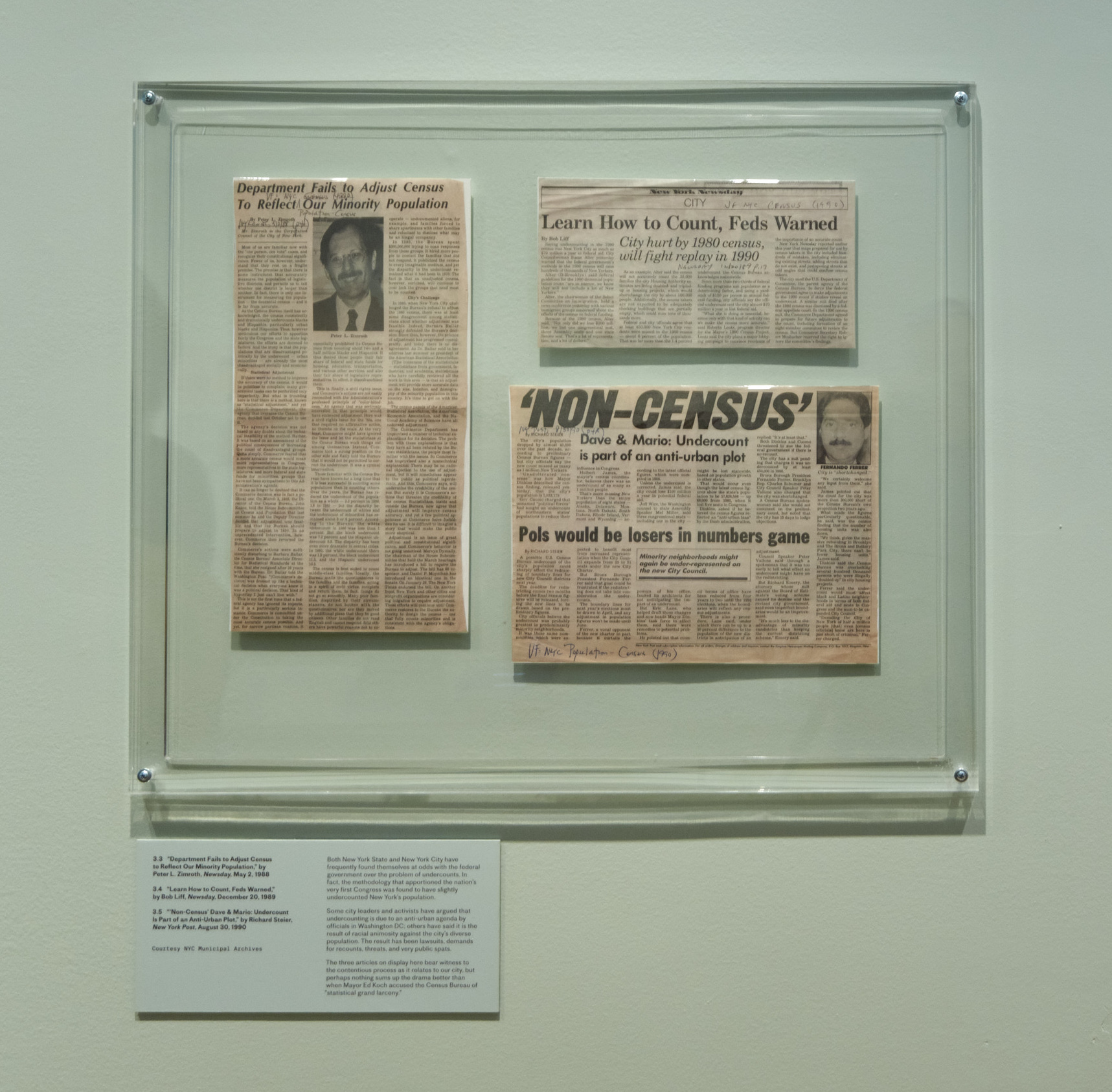 Recortes de periódicos con titulares sobre Nueva York que no se cuentan en el censo.