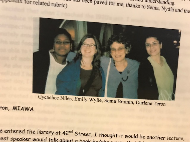Recorte de jornal mostrando uma imagem colorida de quatro mulheres juntas.