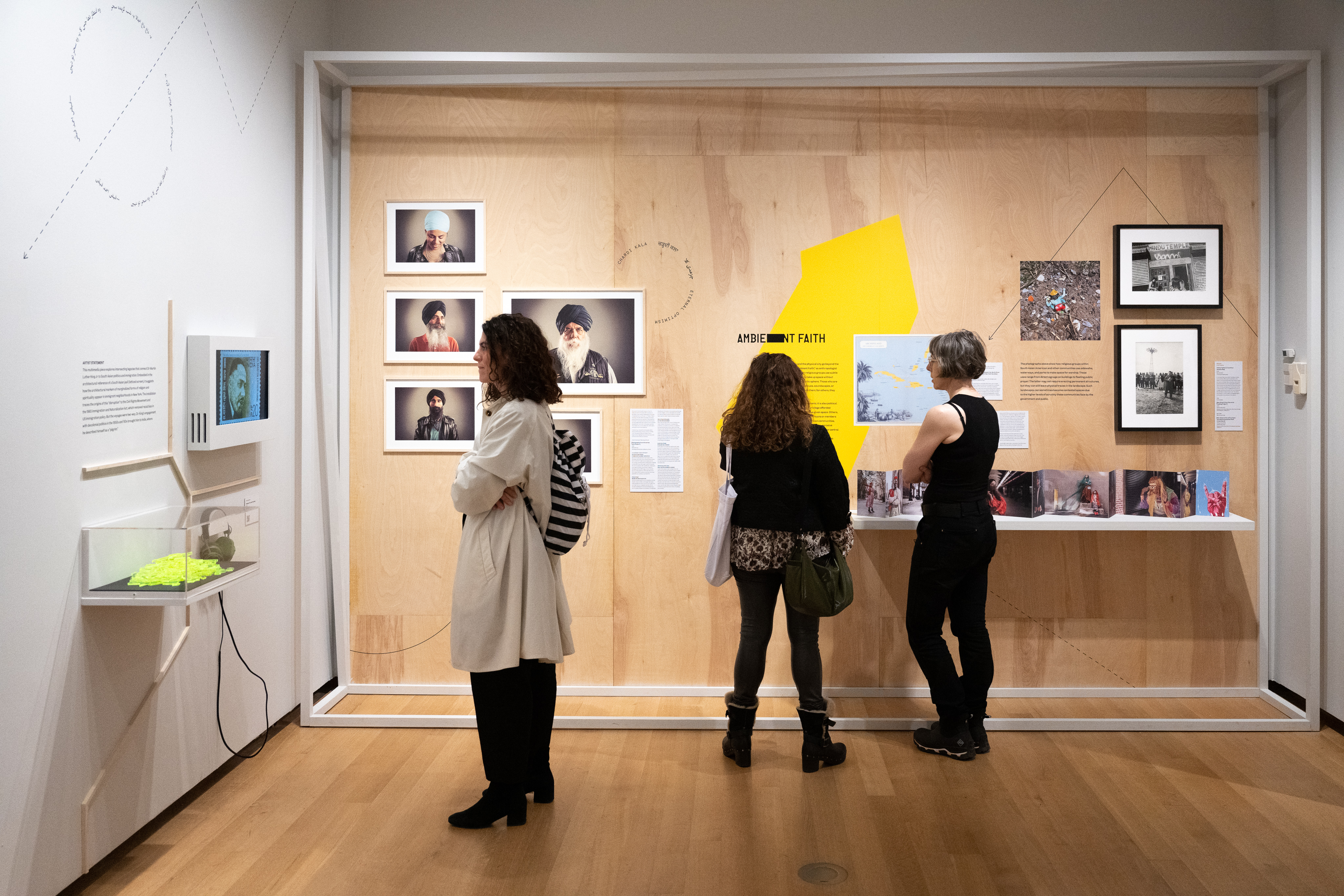 As pessoas visualizam o conteúdo da exposição da galeria.