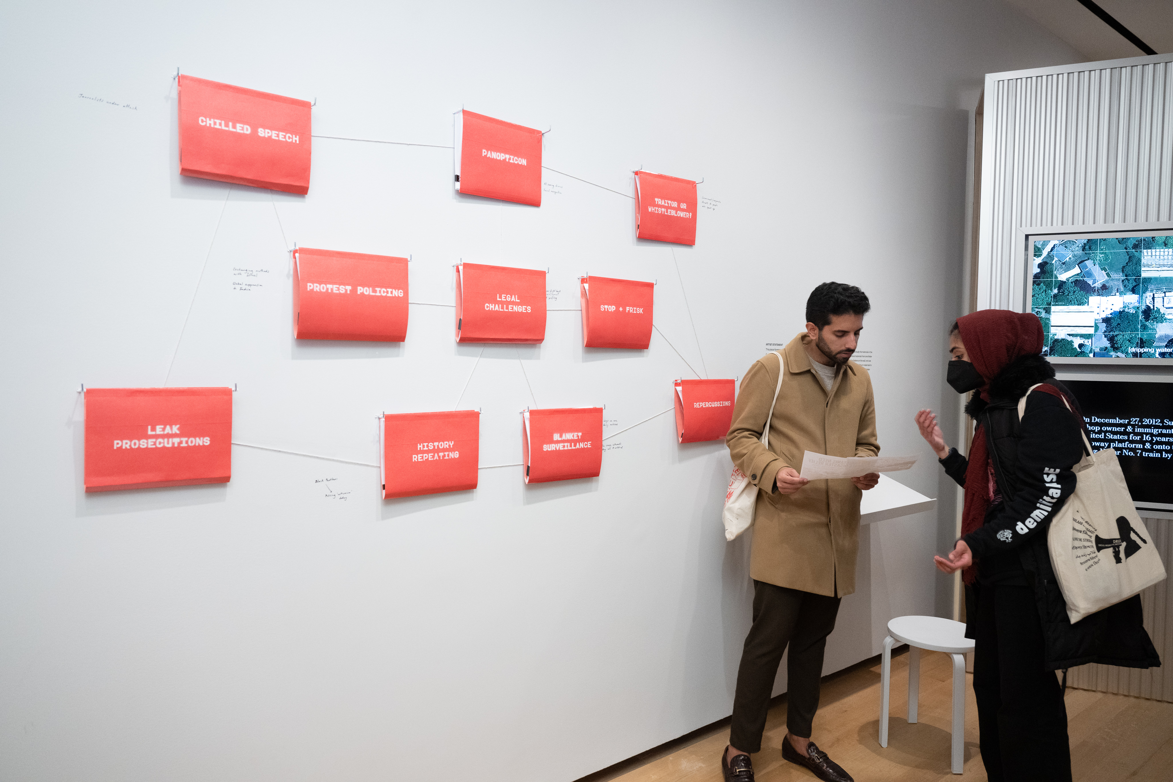 Os visitantes interagem com a instalação “Índice dos Desaparecidos” dos artistas Chitra Ganesh e Mariam Ghani.
