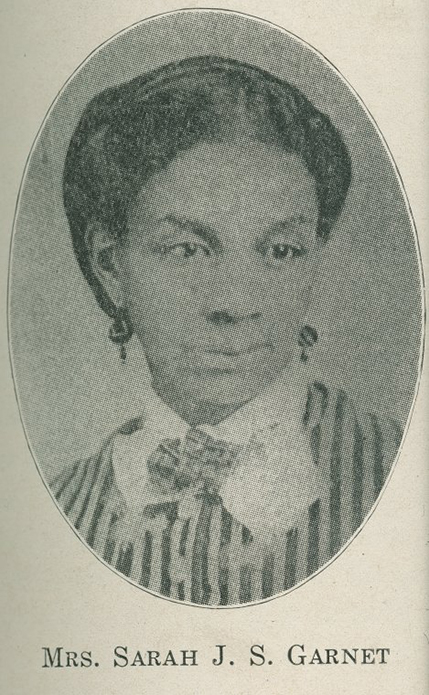 스트라이프 드레스 또는 양복 조끼, 레이스 및 리본 칼라, 귀걸이를 착용 한 흑인 여성의 흑백 공식 초상화 사진.