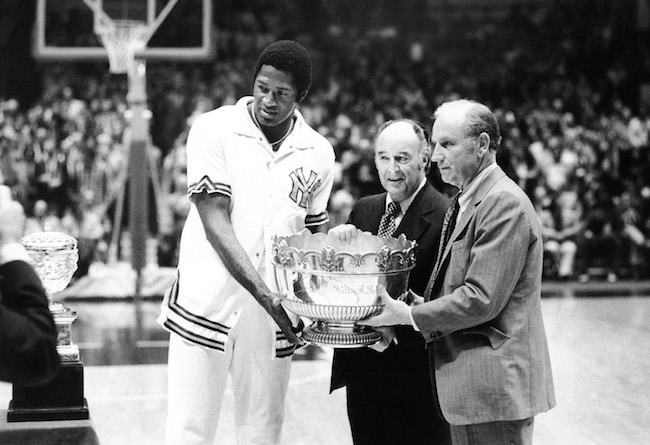 El comisionado de la NBA, J. Walter Kennedy, presenta el trofeo en memoria de Walter Brown a Willis Reed y Red Holzman