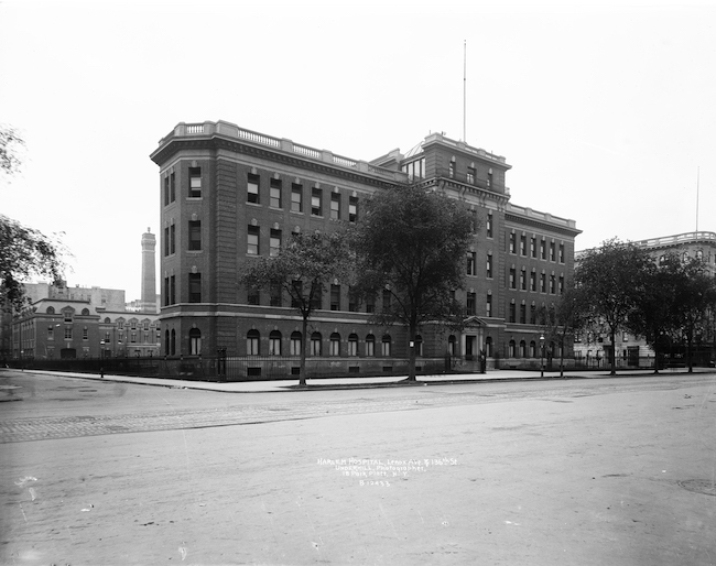 Fotografía en blanco y negro del Hospital Harlem.