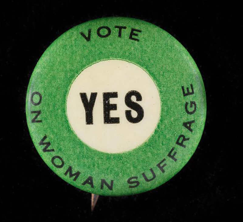 Bouton, «Votez oui sur le droit de vote des femmes» c. 1915. Musée de la ville de New York, X2011.12.7