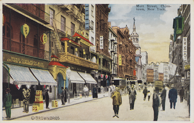 彩色明信片描绘唐人街莫特街上的建筑物和人