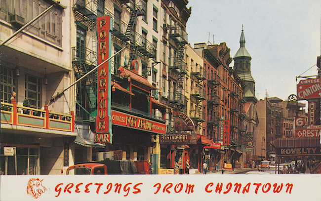 Postal a color de Mott Street en Chinatown. Las palabras "Saludos desde Chinatown" están en rojo en la parte inferior.