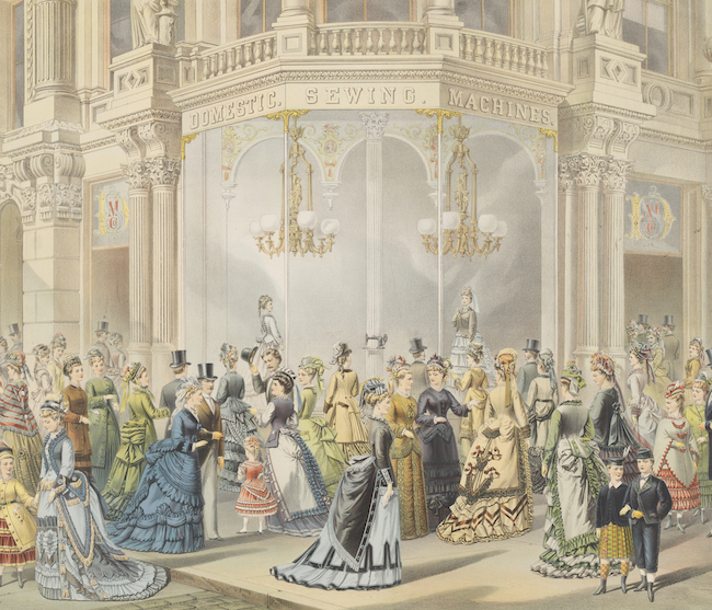 Gravure en couleur qui représente une foule de femmes et d'enfants en robe à la mode du XIXe siècle debout devant une vitrine de machines à coudre domestiques.