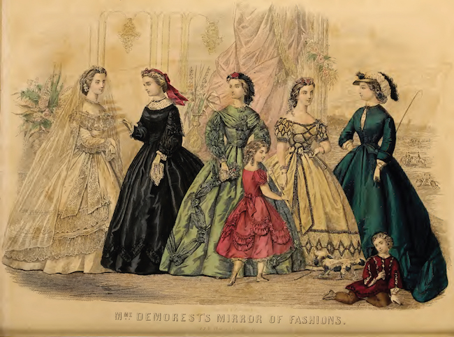 ブライダルガウン、喪服、昼間のハウスドレス、イブニングドレス、およびリッディングドレスを（左から右に）描いた手塗りのファッションプレート。