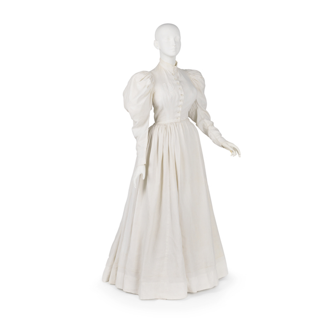 양털 소매가 달린 화이트 린넨 드레스. 1893 년 뉴욕 ​​방문 간호사 서비스 창립자 인 릴리안 D. 왈 드가 유니폼으로 착용