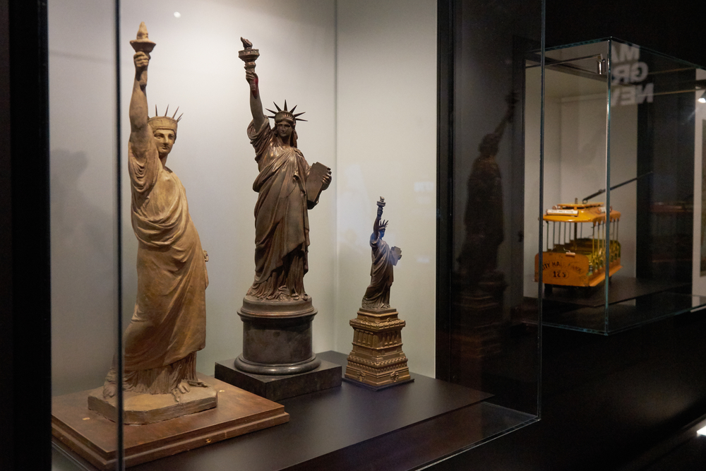 在展览中展出自由女神像的模型和模型