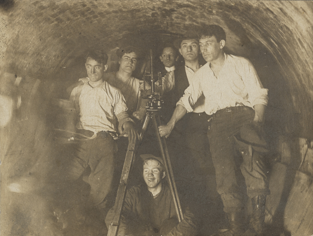 Engenheiros em túnel durante a construção da atual IRT na estação da prefeitura. ca. 1900. Museu da cidade de Nova York. 46.245.2.