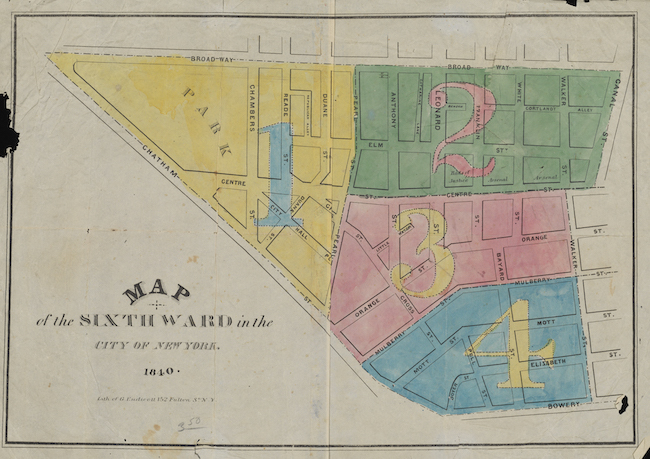 Mapa da Sexta Ala na cidade de Nova York em 1840, mostrando a área de Bowery à Broadway entre Chatham Street e Walker e Canal Streets, divididos em quatro zonas, cada uma numerada e colorida de amarelo, verde, rosa ou azul.