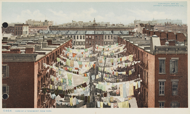 Cartes postales en couleur montrant des rangées de cordes à linge avec du linge accroché entre deux rangées d'immeubles.