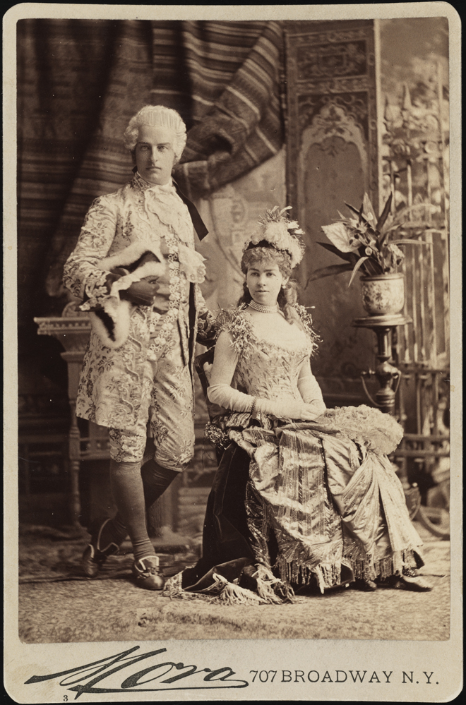 모라 (1849 년). Mr. and Mrs. Cornelius Vanderbilt II (nea Alice Claypoole Gwynne. 1883. 뉴욕시 박물관 F2012.58.1341.