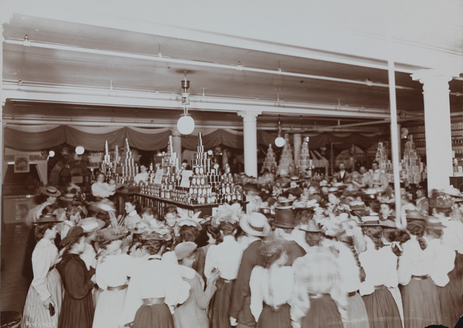 Multidões de mulheres dentro da loja de departamentos Siegel Cooper.