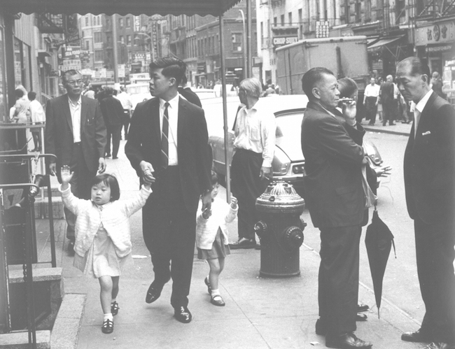 モットストリートの人々の白黒写真
