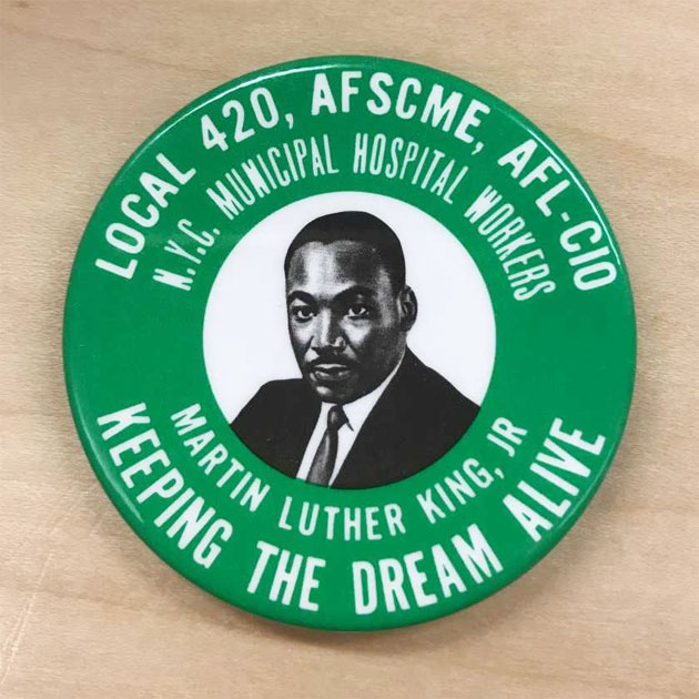 Um botão memorial de 1968 em homenagem a Martin Luther King, Jr., produzido pela Local 420 do Sindicato dos Trabalhadores do Hospital Municipal de Nova York