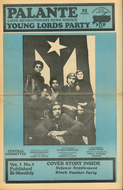 Portada de la revista bimensual Palante de los Young Lords que muestra a los miembros de la organización con la bandera puertorriqueña como telón de fondo.