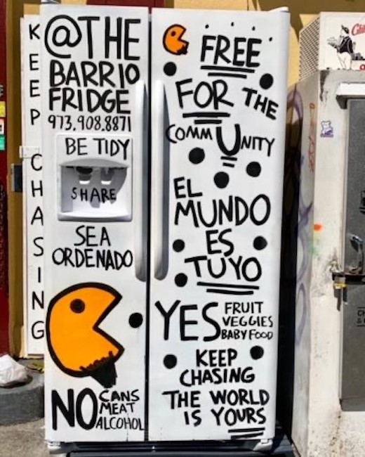 워싱턴 하이츠에서 무료 음식을 제공하는 커뮤니티 냉장고 인 Barrio Fridge의 사진.