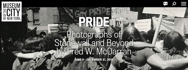 Captura de pantalla de la página web del museo para "Pride: Photographs of Stonewall and Beyond by Fred W. McDarrah": logotipo del museo en la esquina superior derecha, texto en el centro sobre la imagen principal.
