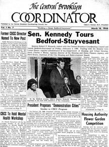 메인 헤드 라인 "Sen. Kennedy Tours Bedford-Stuyvesant"가있는 "The Central Brooklyn Coordinator"의 첫 페이지. 3 명의 좌석이있는 테이블에 서있는 상원 의원의 사진이 아래에 텍스트와 기타 기사로 둘러싸여 있습니다.