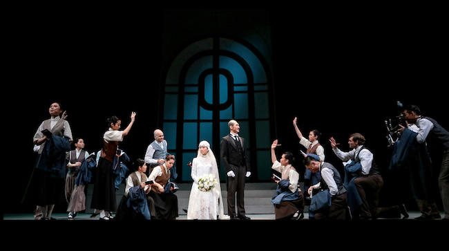 Los actores se paran en el escenario en una escena de "La Tierra Desnuda", una producción del Teatro de Repertorio Yangtze.