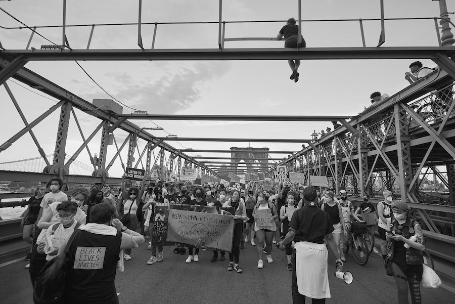 Uma demonstração em uma ponte no Brooklyn durante o século XIX.