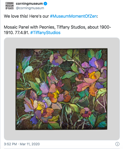 Captura de pantalla de la publicación de Twitter del Corning Museum of Glass con #MuseumMomentOfZen.