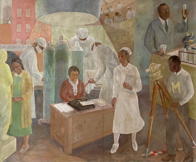 Fotografia de um mural de parede. No centro está uma mulher sentada em uma mesa com uma máquina de escrever, uma enfermeira fica em frente a ela.