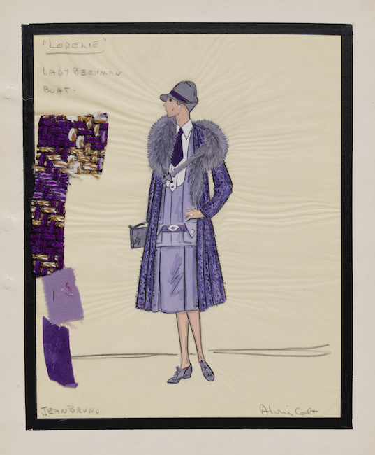 Croquis d'une femme vêtue de violet. Elle porte des chaussures violettes, une robe violette, une veste violette doublée de fourrure violette autour du cou, et un chapeau et une cravate violets. Trois échantillons de couleurs et de motifs différents accompagnent le croquis.