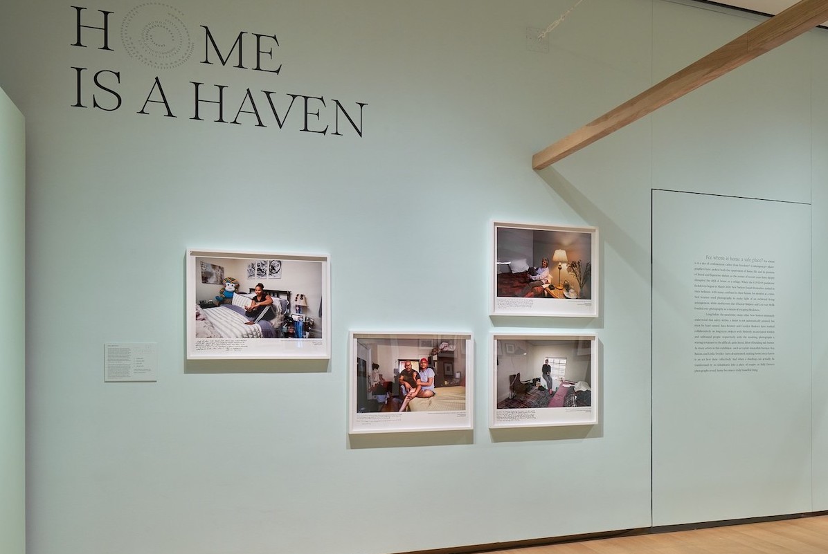 "New York Now: Home" 전시회의 설치 모습으로 "Home is a Haven" 섹션에 XNUMX개의 마운트된 사진 그룹을 보여줍니다.