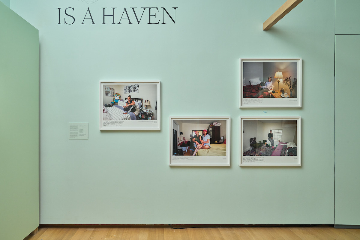 “现在的纽约：家”展览的装置视图，展示了一组四张照片。