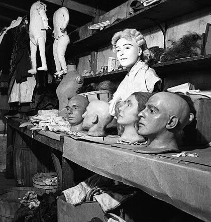 Les têtes et les corps en cire sont assis sur un établi et sont suspendus au plafond de l'atelier de Hattie McKeever