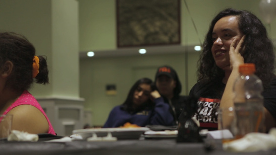 문서화되지 않은 다른 이민자 청소년을위한 공개 마이크 밤에 뉴욕 주 청소년 리더십위원회의 오른쪽 인 Angy Rivera,