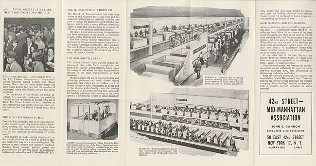 텍스트, 붐비는 지하철 플랫폼의 사진 및 컨베이어 지하철 시스템의 삽화가 포함 된 브로셔 스프레드.