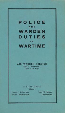 Capa azul do panfleto intitulado "Deveres da Polícia e do Diretor em Tempo de Guerra"