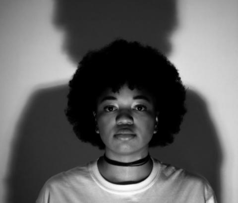 Retrato em preto e branco de Amanda Johnson