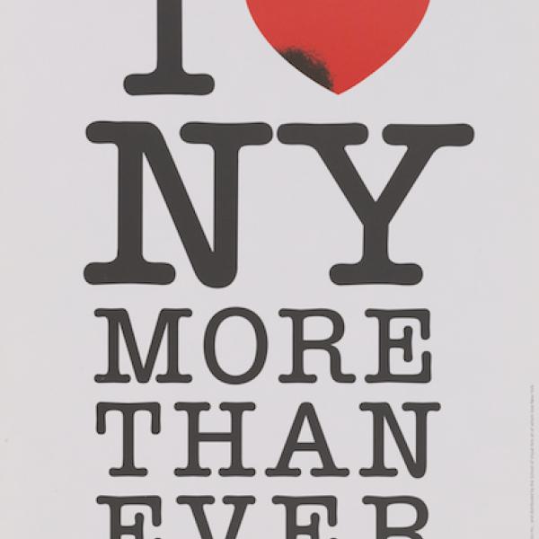 O texto em preto sobre fundo branco diz "Eu [coração] NY mais do que nunca". O símbolo do coração vermelho brilhante tem uma contusão preta ao longo da borda inferior esquerda.