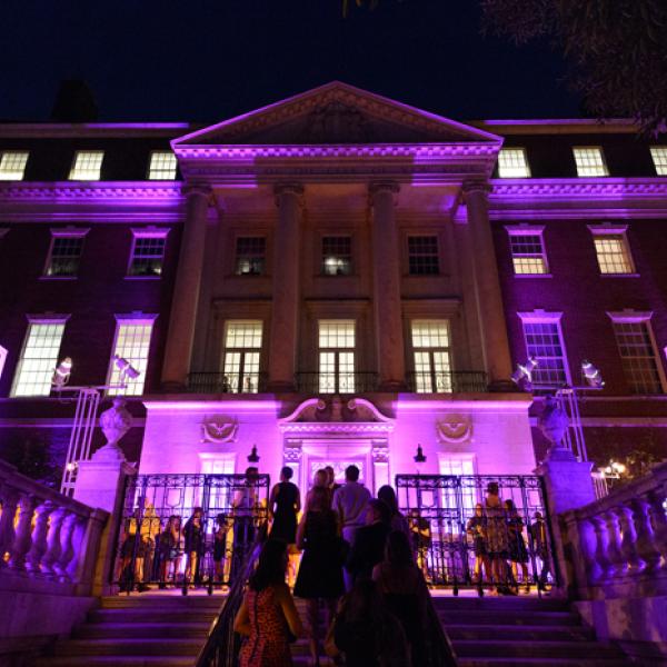 Une photo extérieure du Musée de la ville de New York la nuit.