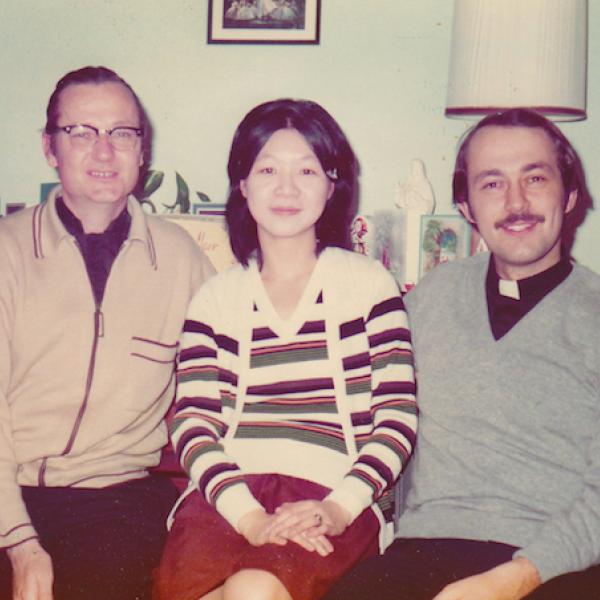 거실에 앉아있는 아버지 Denis Hanly (오른쪽) Joanna Chan과 Richard Grillo (왼쪽)의 컬러 사진.